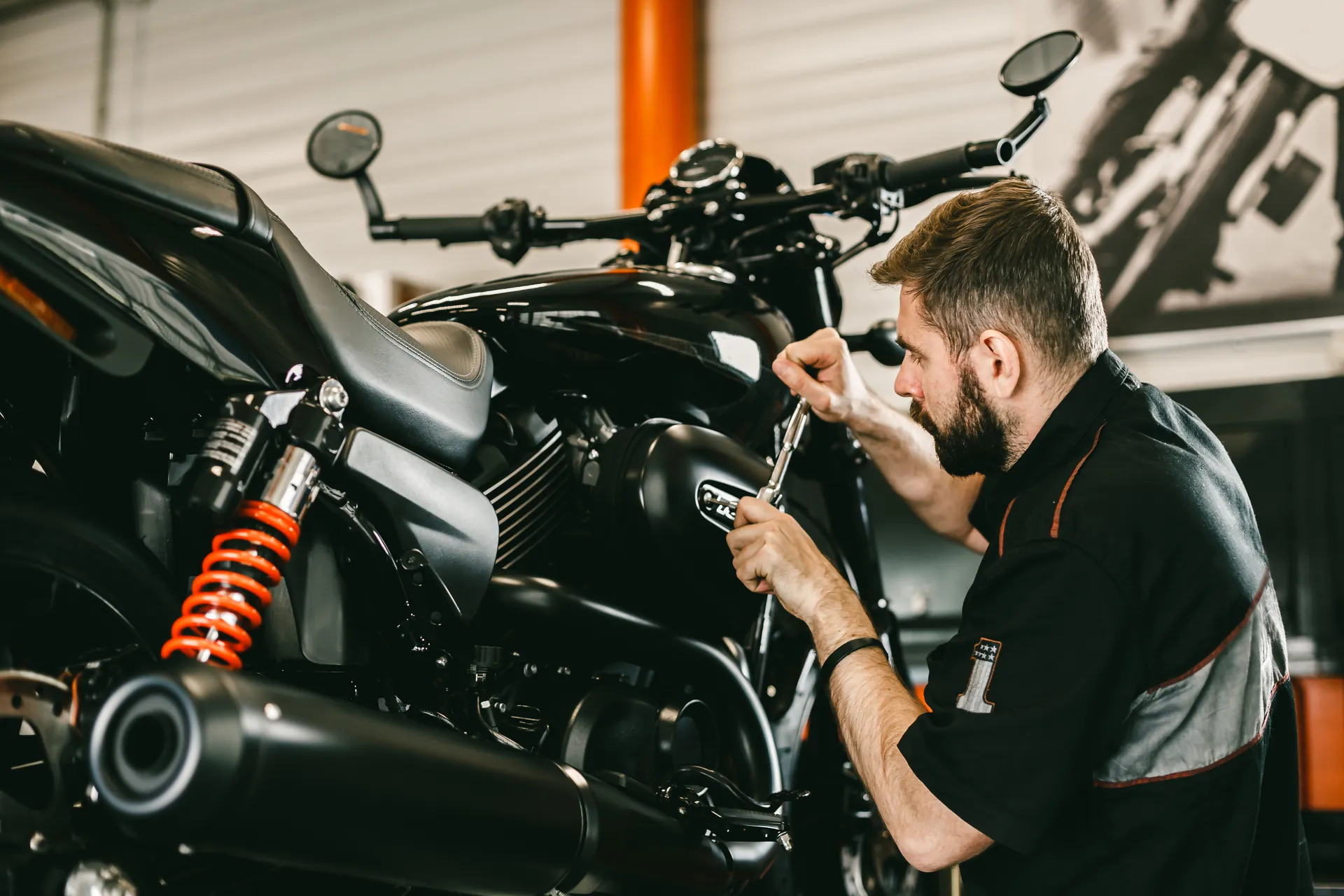 Mécanicien réparant une moto dans l’atelier FNR 91 à Ris-Orangis
